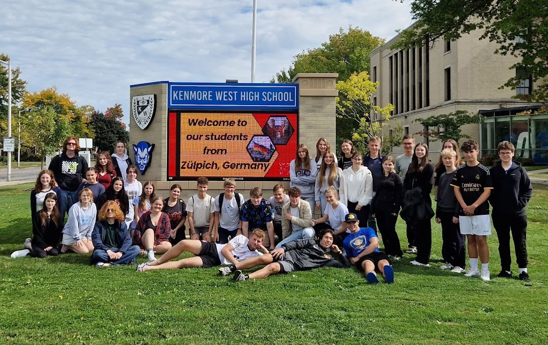 Die deutsch-amerikanische Gruppe vor der Kenmore West High School